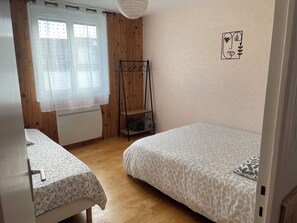 2 多间卧室、熨斗/熨衣板、旅行婴儿床、床单