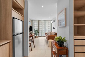 Un appartamento moderno con cucina, sala da pranzo e soggiorno.