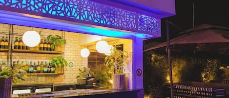 Bar en milieu de piscine