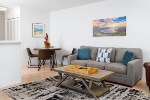 公寓客房, 1 張特大雙人床和 1 張沙發床 (Alii Villas#304) | 起居區