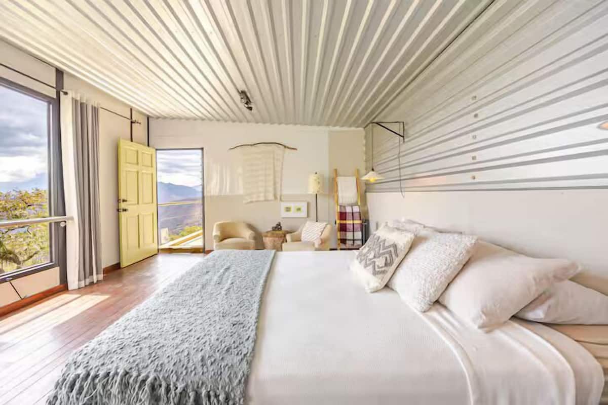 Design Studio Suite, 1 Queen Bed, Garden View | Individually decorated, individually furnished, laptop workspace