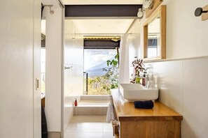 Panoramic Studio Suite, 1 Katil Ratu (Queen), Balcony, Mountain View | Bilik Mandi | Pancuran mandi, kelengkapan dandanan diri mesra alam, pengering rambut 