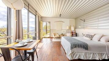 Suite monolocale Design, 1 letto queen, vista giardino | Con stile personalizzato, con arredamento individuale, postazione laptop