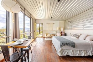 Studiosvit Design - 1 queensize-säng - utsikt mot trädgården | Individuell inredning, unika möbler och arbetsyta för laptop