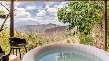 Bañera de hidromasaje al aire libre
