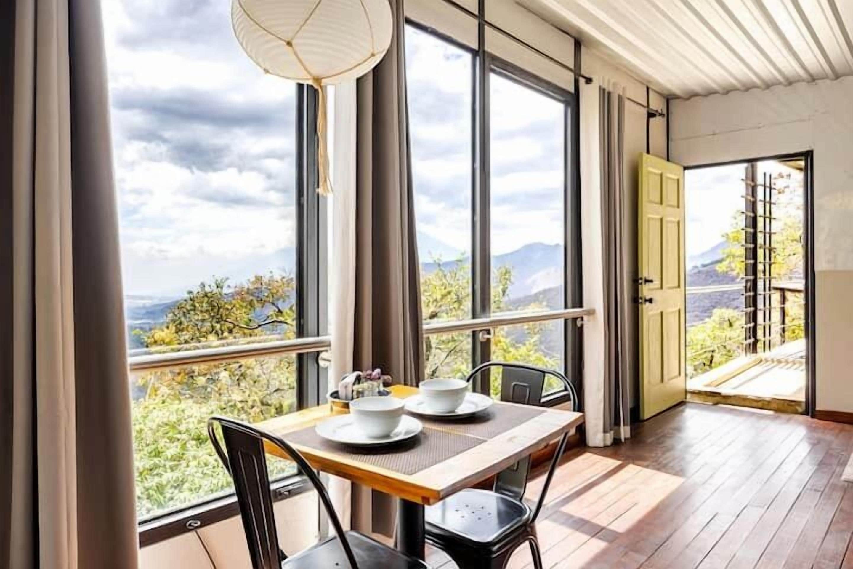 Design Studio Suite, 1 Queen Bed, Garden View | Living area