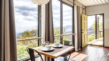 Design Studio Suite, 1 Queen Bed, Garden View | Living area