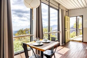 Design-Studiosuite, 1 Queen-Bett, Gartenblick | Wohnbereich