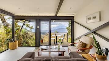 Suite estudio panorámica, 1 cama Queen size, balcón, vista a la montaña | Área de sala de estar