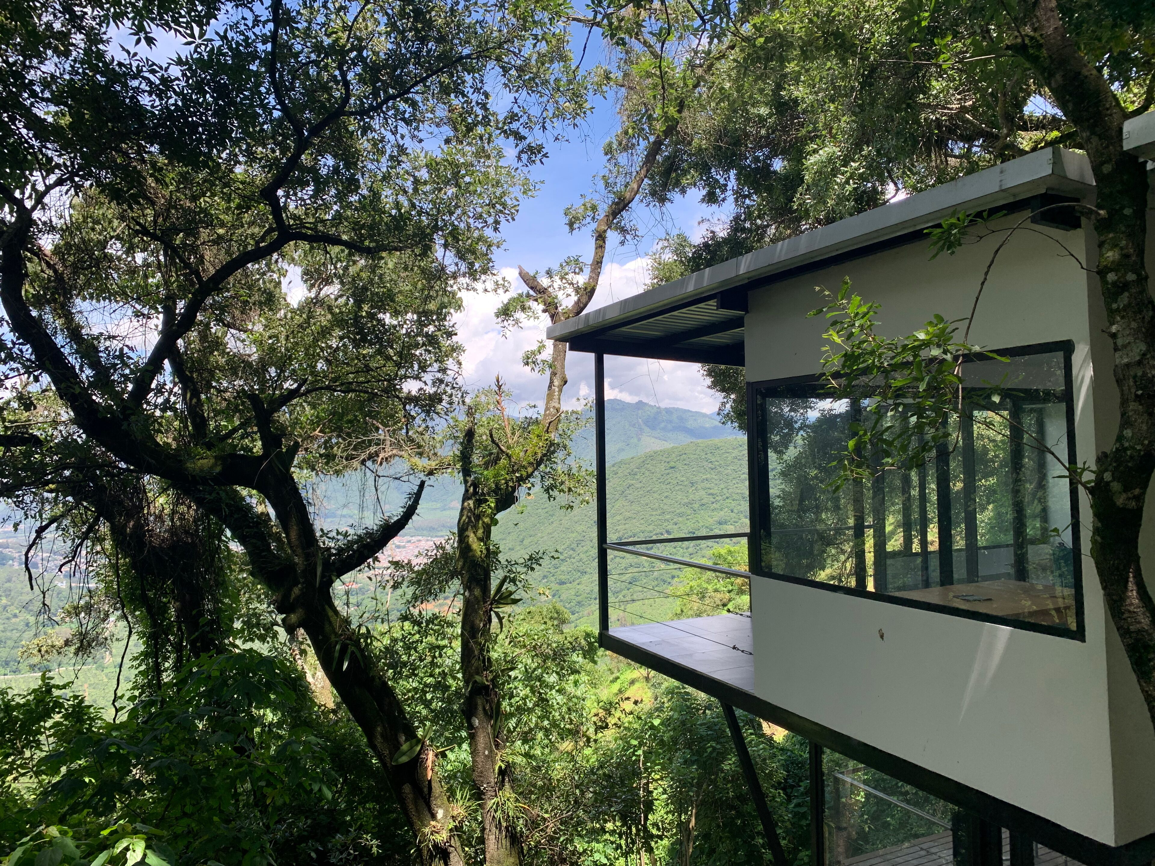   슈피리어 아파트, 퀸사이즈침대 1개, 발코니, 산 전망 | 각각 다른 스타일의 인테리어, 각각 다르게 가구 비치, 노트북 작업 공간, 다리미/다리미판