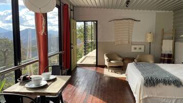 1 bedroom, individually decorated, individually furnished