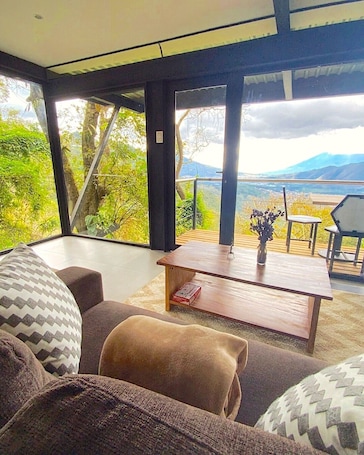 Suite estudio panorámica, 1 cama de matrimonio, balcón, vistas a la montaña | Decoración individual y mobiliario individual. Finca El Tambor