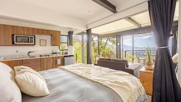 Panoramic Studio Suite, 1 Queen Bed, Balcony, Mountain View | Individually decorated, individually furnished, laptop workspace