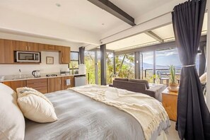 Panoramic Studio Suite, 1 Katil Ratu (Queen), Balcony, Mountain View | Dihias secara berasingan, dilengkapkan perabot secara berasingan 