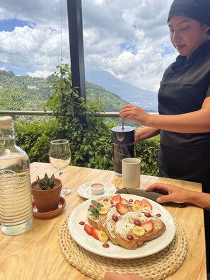 Breakfast, lunch and dinner served  - Finca El Tambor (Antigua Guatemala)