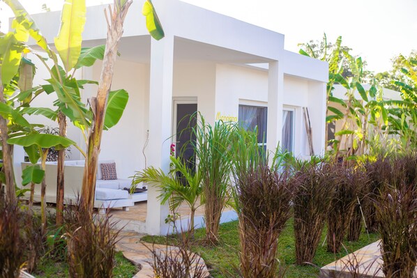 Terrace/patio - 3-bedroom villa in awesome Kiwengwa Zanzibar with WiFi, AC (Kiwengwa)