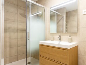 Shower, hair dryer, towels - Apartment + Office room in Chamberí, Madrid (MADRID)