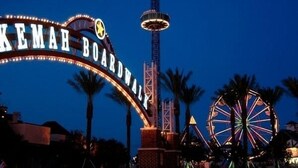 A sign for Kemah Boardwalk with a Ferris wheel in the background. - Cozy 2BED 2BATH Home with central AC (Bacliff)