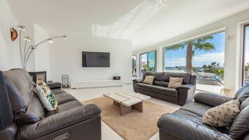 Télévision, baby-foot