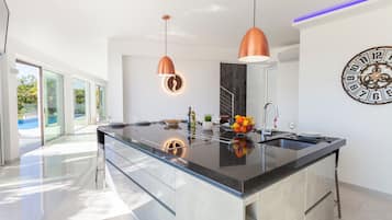 Réfrigérateur, micro-ondes, four, lave-vaisselle