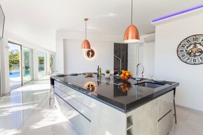 Een koelkast, een magnetron, een oven, een kookplaat