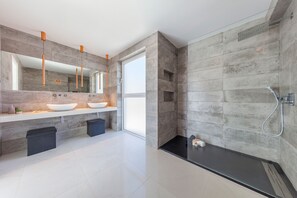 Shower, hair dryer, towels