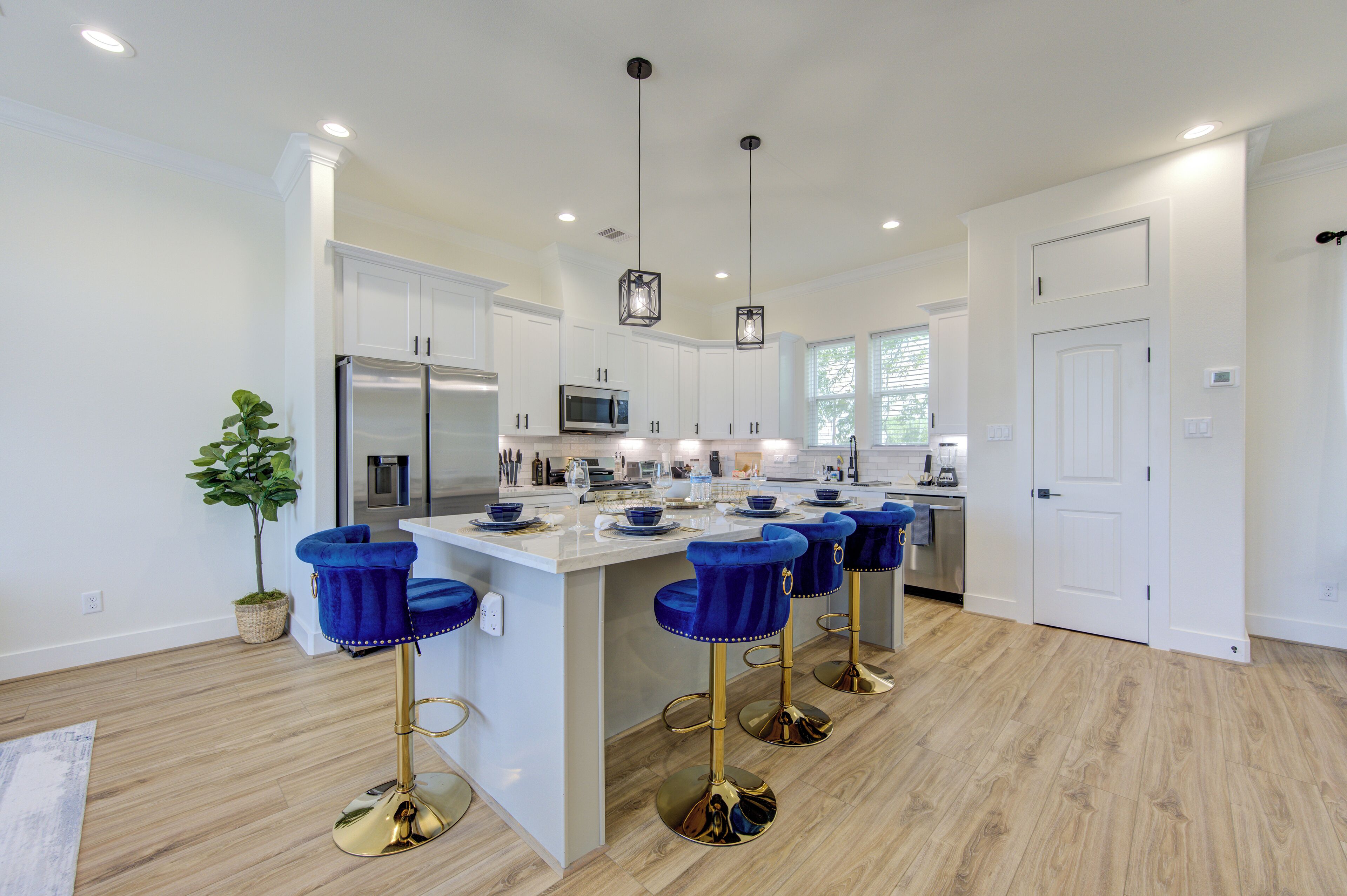 Townhouse Comfort | Dapur pribadi | Lemari es besar, microwave, oven, dan mesin pencuci piring