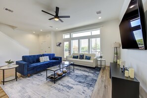 Townhouse – comfort | Oppholdsområde | En 55-tommers LED-TV med Parabol-TV samt bøker