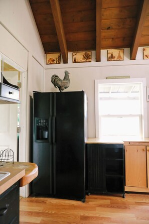 Interior - 1 large loft bedroom house, Family Friendly, Close to attractions, relaxing! (Indian River)