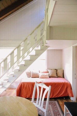 Interior - 1 large loft bedroom house, Family Friendly, Close to attractions, relaxing! (Indian River)