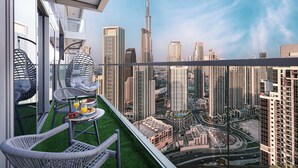 Un balcon offrant une vue sur la ville, avec notamment un gratte-ciel imposant.