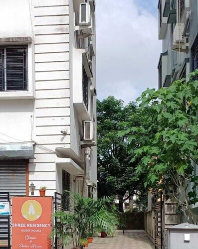 9-bedroom building in fabulous Kolkata with WiFi, fitness room, AC