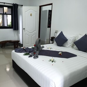 4 bedrooms, iron/ironing board, free WiFi, bed sheets - Villa - Sleeps 8 - Terrace - Beach Close (Ko Lanta)