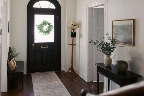 Fire Pit, Game Room, 15 min to Hershey with King Bed, Entire house