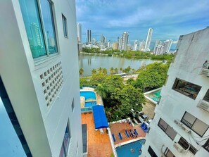 Una piscina al aire libre