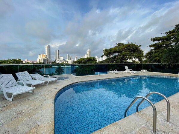 Una piscina al aire libre