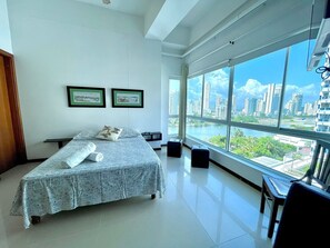 全景開放式客房 | 客房內保險箱、筆電工作空間、熨斗/熨衣板、免費無線上網