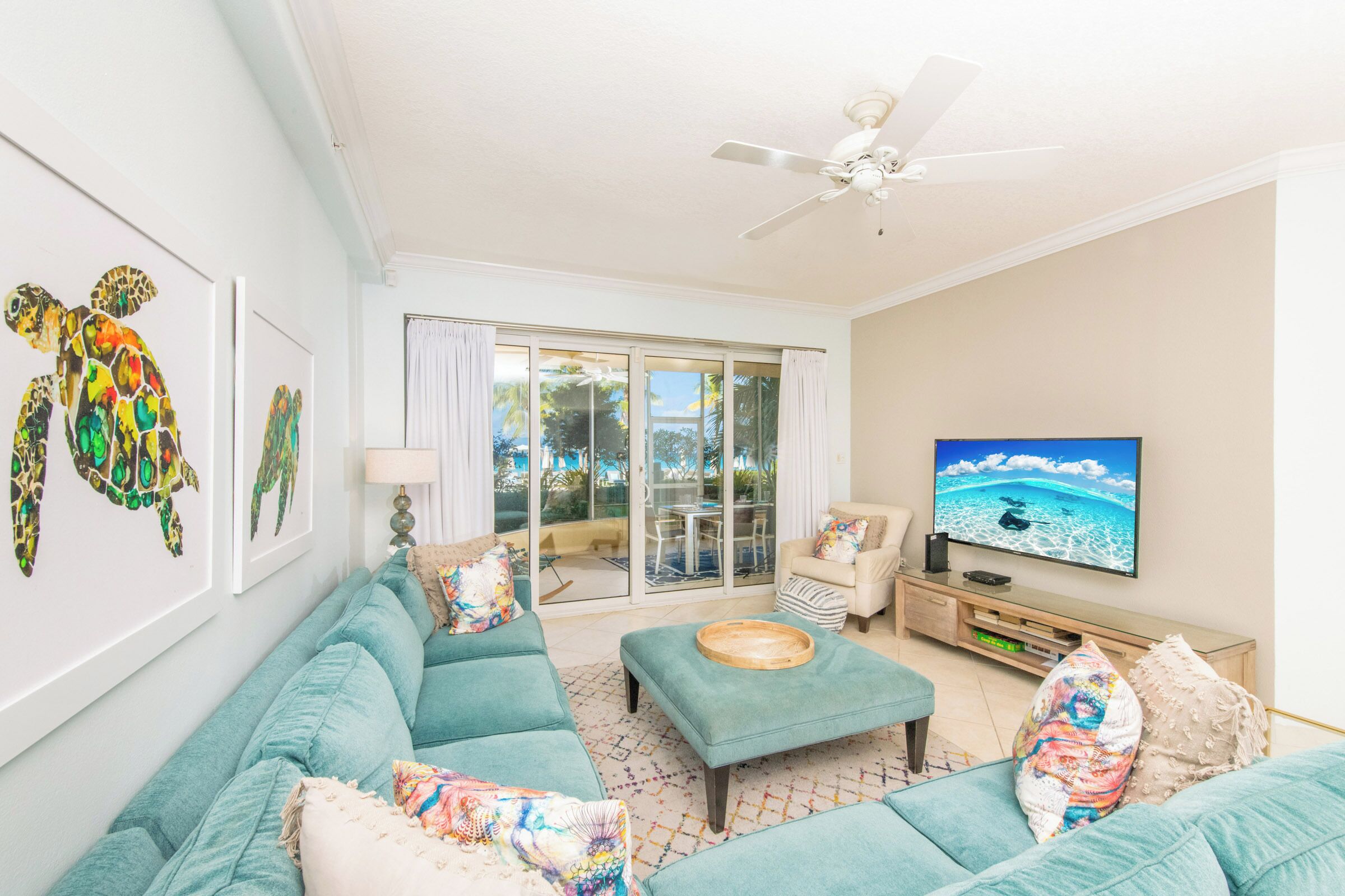 Una Smart TV, un reproductor de DVD