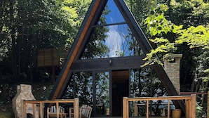 A modern cabin with a stone fireplace, wooden deck, and a swimming pool. - Chalet Sapanca (Sapanca)