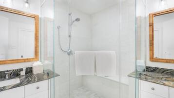 Douche, sèche-cheveux, serviettes fournies, savon