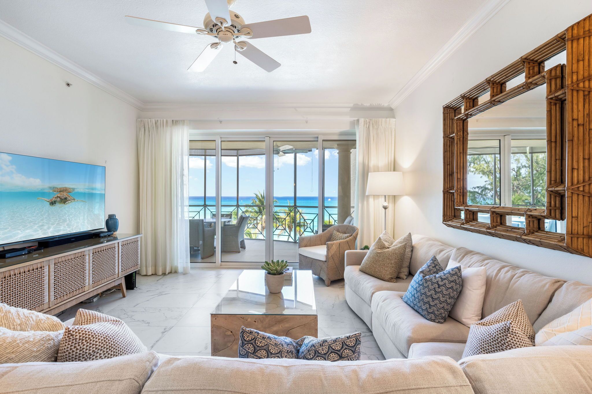 Una televisión, un reproductor de DVD