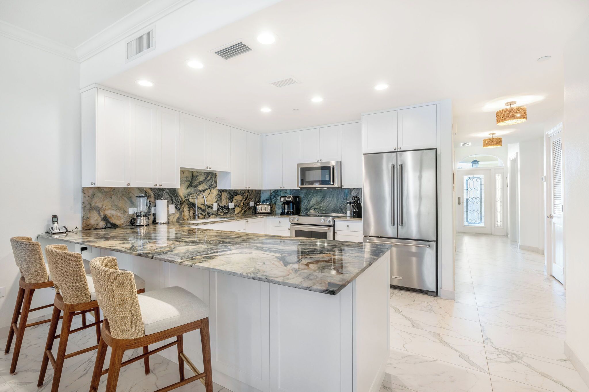 Frigorífico, microondas, horno y placa de cocina