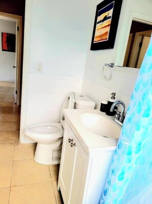 淋浴设施、吹风机、毛巾、肥皂