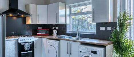 House | Private kitchen | Fridge, microwave, oven, stovetop