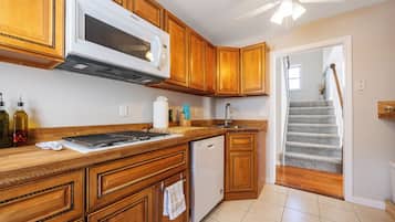 Fridge, microwave, stovetop, dishwasher