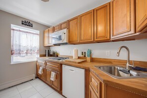 Kjøleskap, mikrobølgeovn, ovn og kokeplater