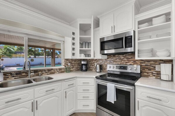 ثلاجة، ميكروويف، فرن، موقد طهي مسطح