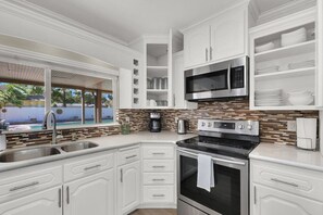 Køleskab, mikrobølgeovn, ovn, kogeplade