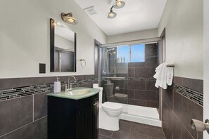 Een haardroger, handdoeken, toiletpapier