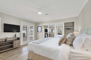 4 bedrooms, desk, iron/ironing board, free WiFi - Spacious 4BR+Den w/ Pool, Jacuzzi, BBQ, Near Strip (Las Vegas)